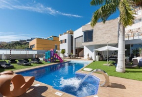 Luxury Villa, Sea Views, Swimming Pool, Spa, Gym, Professional Cinema and Audio - HomeForGuest